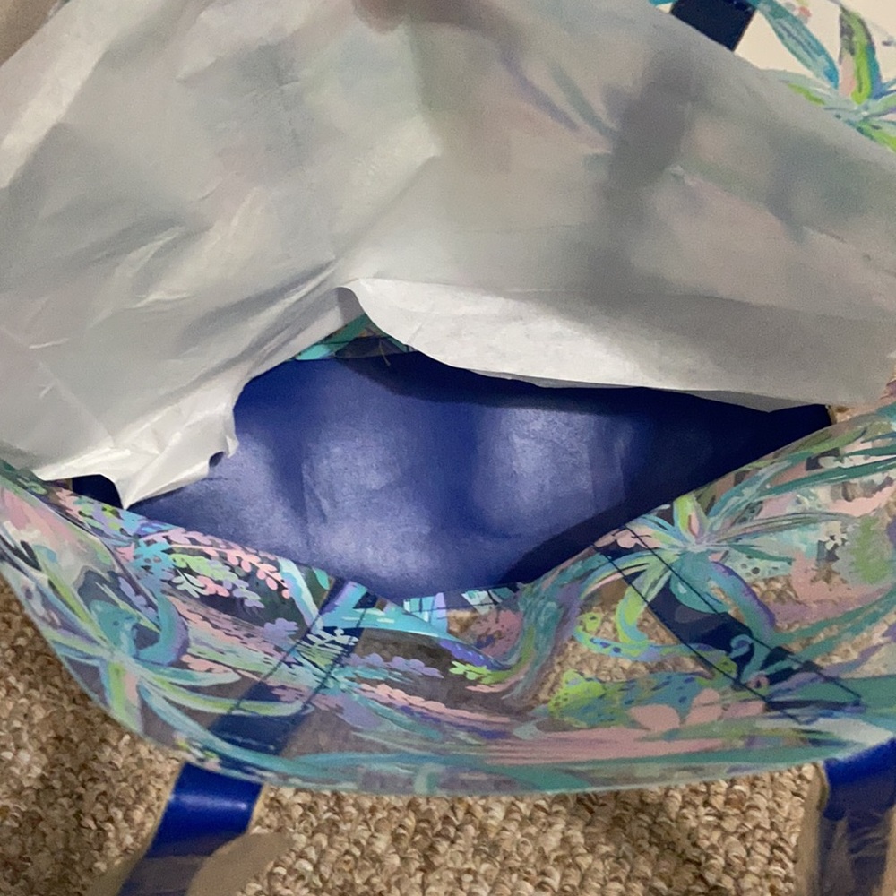 Last one! 🎉 2x Host Pick! 🎉 NWT Lilly Pulitzer Printed Pool/Beach Tote - Picture 8 of 14